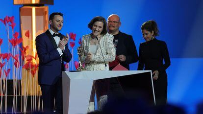 Carla Simón y Arnau Vilaró recogen en la gala de los XV Premis Gaudí el galardón a Mejor guión original por la película 'Alcarràs'.