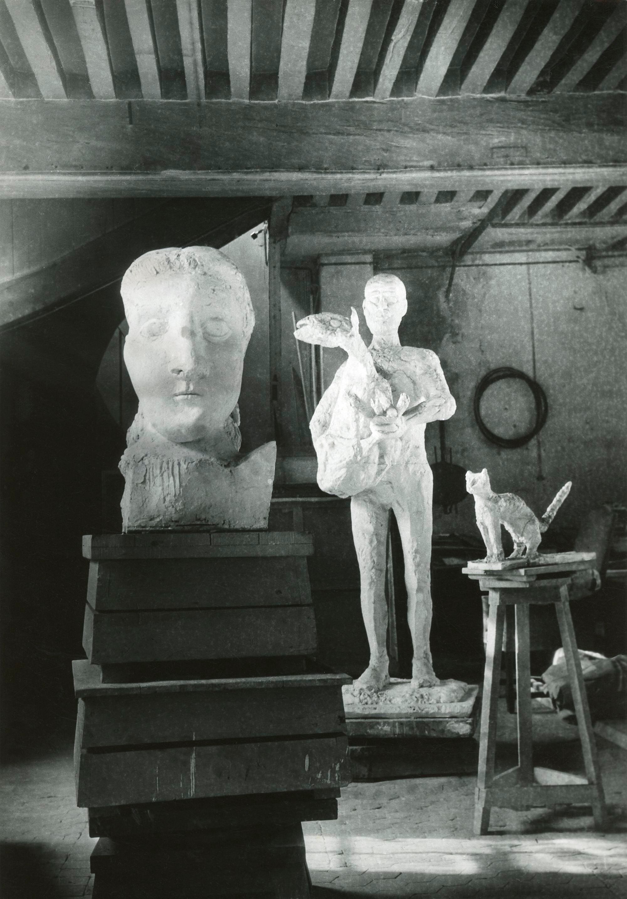 'El hombre del cordero' (1943), 'Busto de Dora Maar' (1941) y 'Gata sentada' (1941-1943) de Pablo Picasso, París, 1943