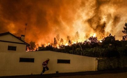 Un bombero en Pampilhosa da Serra, uno de los pueblos portugueses afectados por el devastador incendio del pasado fin de semana.