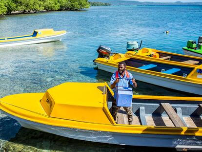 El enfermero Enok Tarip y su equipo llevan vacunas a través de la cadena de frío a la isla Pele, en Vanuatu.