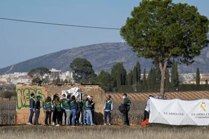 Comisión judicial para el registro del pozo. En ese grupo se encuentra el detenido.