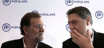 El presidente del Gobierno en funciones y l&iacute;der del PP, Marinao Rajoy, junto a Xavier Garc&iacute;a Albiol (d), al inicio de la junta directiva de los populares catalanes.