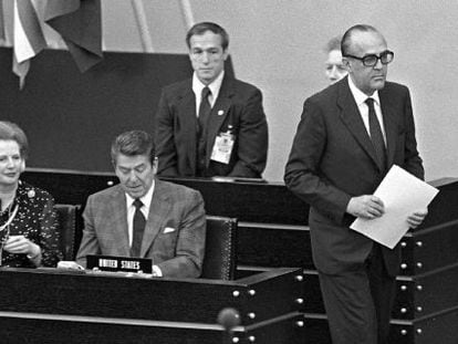 Margaret Thatcher, Ronald Reagan y Leopoldo Calvo-Sotelo en una reuni&oacute;n de la OTAN en Bonn, en 1982. 