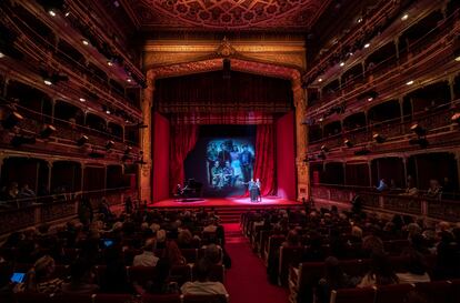 Los actores Aitana Sánchez-Gijón y Juan Diego Botto intervienen en el homenaje a la escritora Almudena Grandes en el teatro María Guerrero.