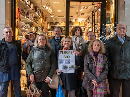 Vecinos y comerciantes de Chamartín posan en diciembre delante de una zapatería con un cartel contra el proyecto del túnel en la calle Padre Damián, junto al Bernabéu.