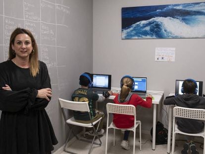 Pilar Muñoz Alarcón, en una de las aulas de su centro Ábaco, en Alcalá de Guadaíra, mientras tres menores hacen una sesión del método WITS.