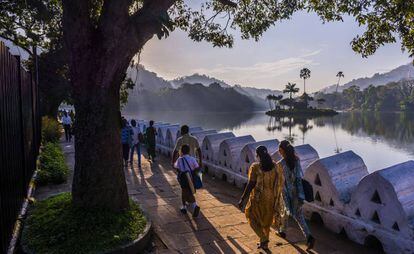 Paseo junto al lago de Kandy, en Sri Lanka.