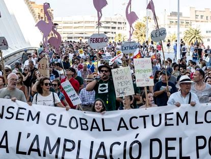 La Comissió Ciutat-Port ha reunido este viernes en las calles de València a representantes de más de 170 colectivos sociales y asociaciones para decir "no" a la ampliación del puerto.