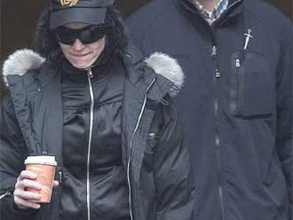 Madonna, acompañada por un guardaespaldas, en su hotel moscovita.