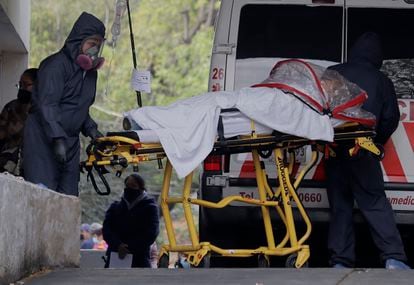 Una mujer es ingresada en el área covid de un hospital en Ciudad de México.