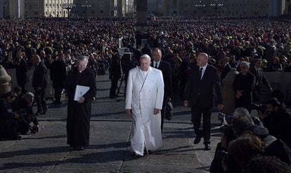 El papa Francisco en la plaza de San Pedro en febrero de 2016.