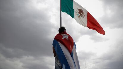 Una persona cubana protesta con una bandera en el Zócalo de Ciudad de México contra el Gobierno de Miguel Díaz-Canel.