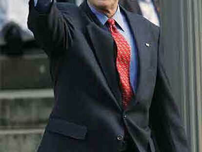 George W. Bush saluda al salir de la iglesia ayer en Washington.