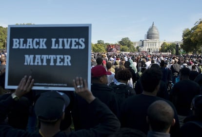 Un asistente lleva un cartel del movimiento 'Las vidas negras importan' durante las protestas por las muertes de negros desarmados a manos de la policía en Estados Unidos