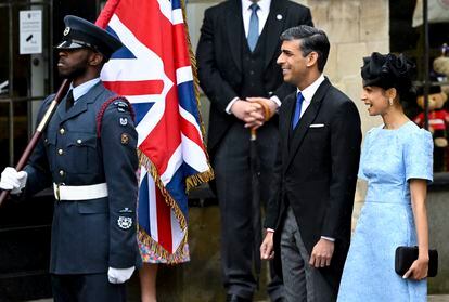 El primer ministro británico, Rishi Sunak, acompañado de su esposa, Akshata Murty, espera la llegada de Carlos III y Camila en la abadía de Westminster. 