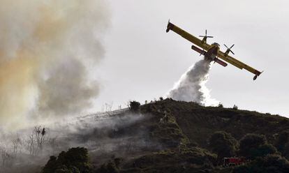 Medios aéreos tratan de extinguir el fuego en Berango, Vizcaya.