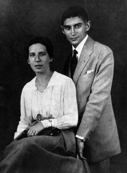 Franz Kafka con Felice Bauer, en 1917. 