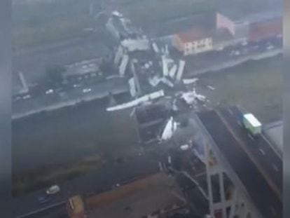 Un helicóptero de bomberos recorre la zona de la catástrofe