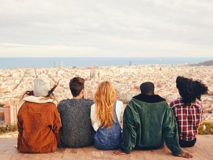 Sabadell - Vivienda jóvenes Friends looking at city while sitting on terrace