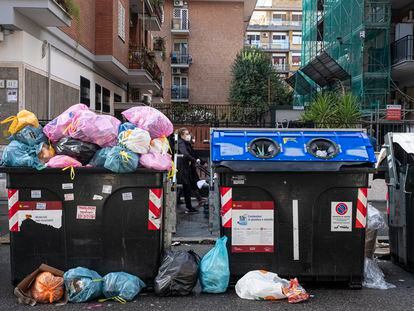 Basura acumulada en una calle de Roma el viernes 26 de noviembre.