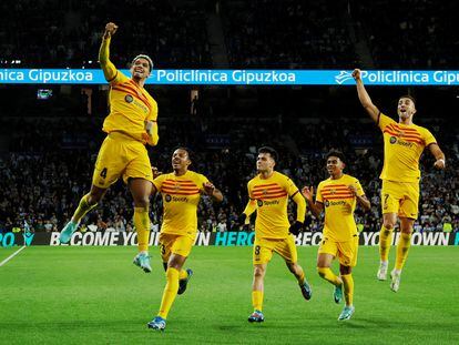 Araujo celebrando con sus compañeros después de su agónico gol.