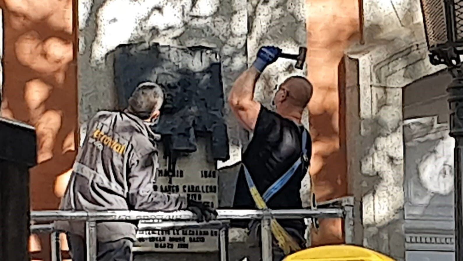 Operarios retiran la placa dedicada a Largo Caballero en la casa en la vivió, en Chamberí, en octubre de 2020.