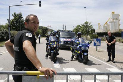 Un policia davant la fàbrica francesa on s'ha produït l'atemptat aquest divendres.