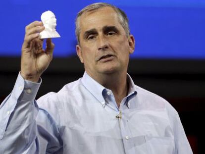 Brian Krzanich, consejero delegado de Intel, muestra una miniatura hecha con una impresora 3D de Lenovo con tecnolog&iacute;a de su compa&ntilde;&iacute;a.