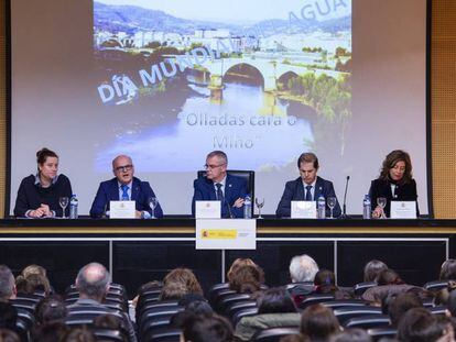 El presidente de la Confederaci&oacute;n Hidrogr&aacute;fica, Francisco Mar&iacute;n, segundo por la izquierda, durante un acto oficial en abril.