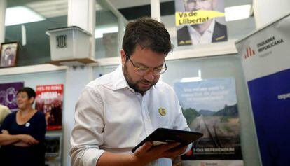 El vicepresidente catalán, Pere Aragonès, vota telemáticamente en las elecciones de la nueva dirección de Esquerra Republicana.