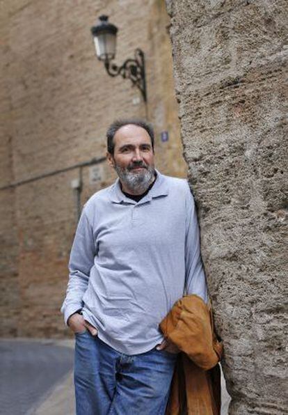 El dibujante de comics Sento Llobell en una calle de Valencia.