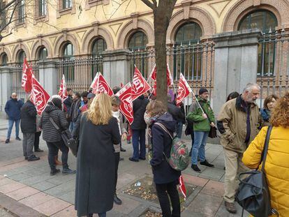Los manifestantes concentrados frente a la Consejería de Familias.