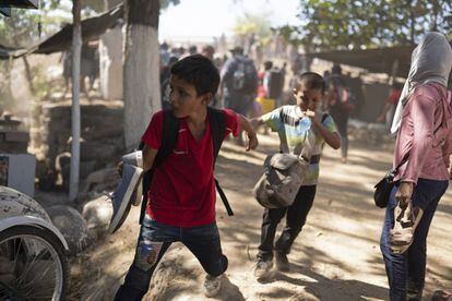 Niños migrantes huyen del enfrentamiento con la Guardia Nacional.
