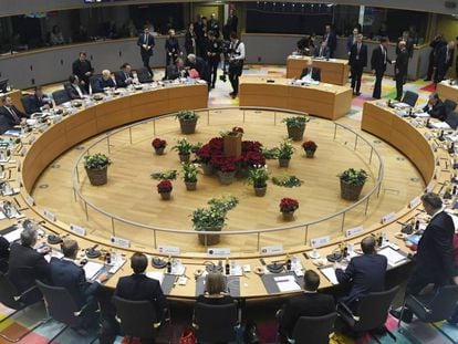 En la foto, la sala donde se reúnen los líderes europeos. En el vídeo, su llegada.