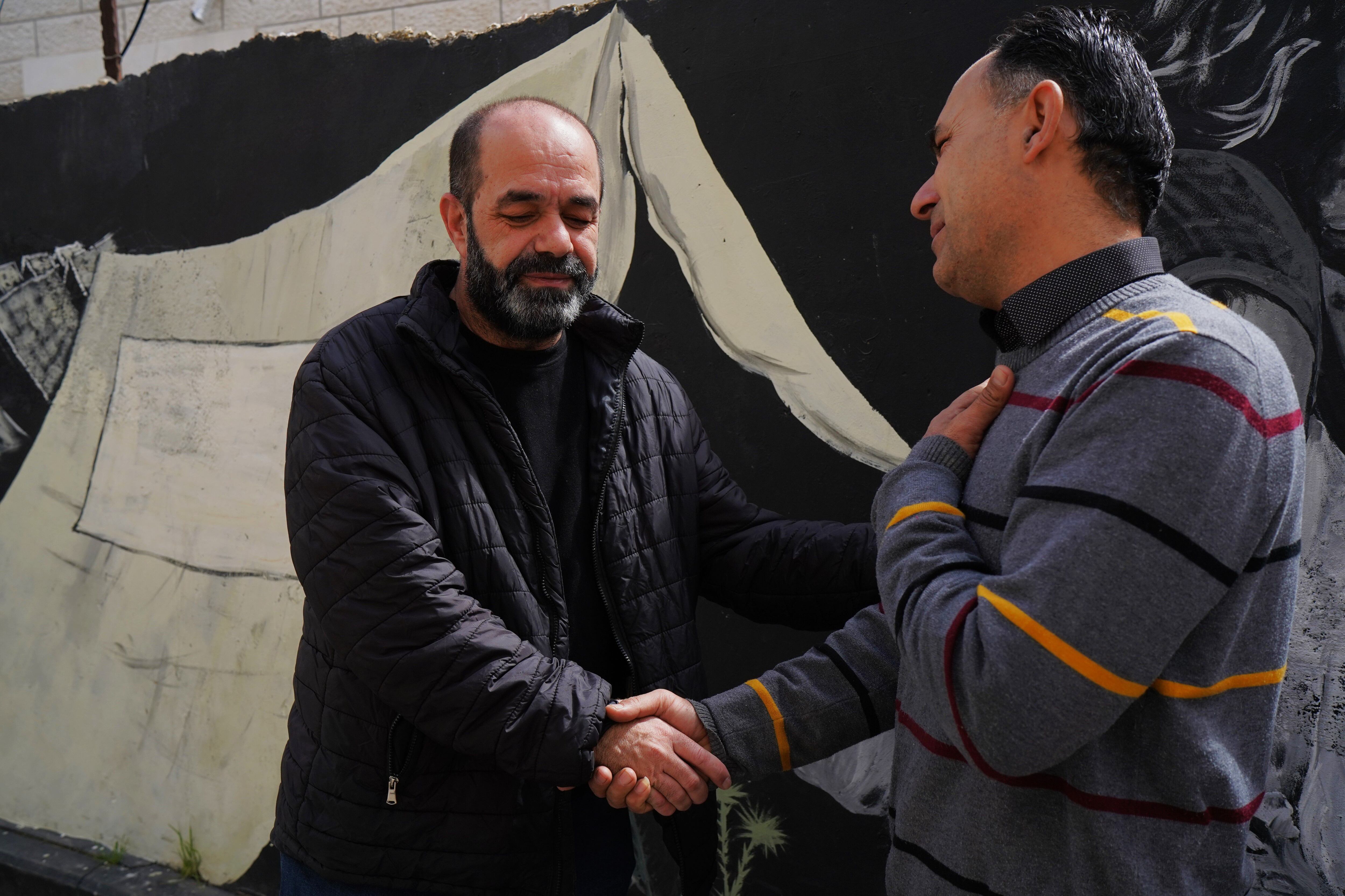 Munther Amira saluda a un vecino en el campo de refugiados de Aida (Cisjordania), el 3 de marzo. 