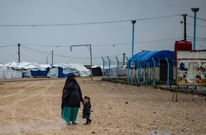 Una mujer sujeta de la mano a una niña, en el campamento de Al Roj, en el noreste de Siria, en marzo de 2021.