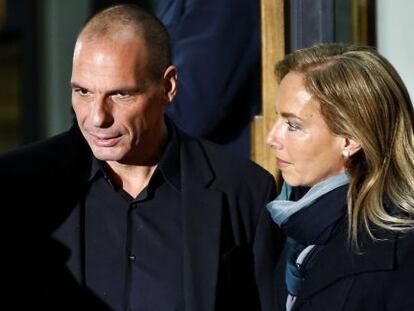 Yanis Varoufakis, en el centro, ayer en Atenas.