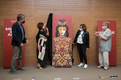 La ilustradora Malika Favre descubre el cartel de la Mercè 2021 junto a la alcaldesa Ada Colau, la pregonera Custodia Moreno y el responsable de cultura, Jordi Martí.
