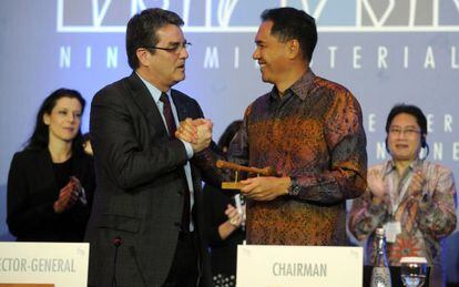 Azevedo celebra el acuerdo con el ministro indonesio de Comercio.