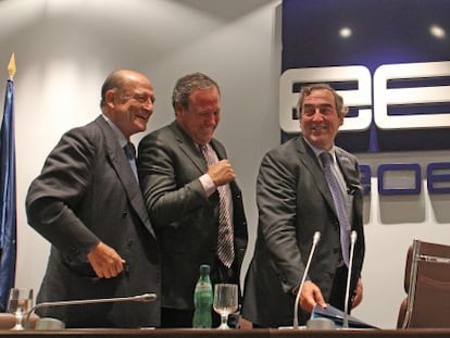 Jos&eacute; Antonio Segurado, cofundador de la CEOE, junto a Jes&uacute;s Terciado, ex presidente de Cepyme, y Juan Rosell, presidente del CEOE