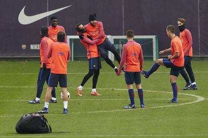 Jugadores del Barça durante un entrenamiento.