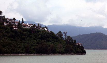 Algunas de las residencias junto al lago de Valle de Bravo.