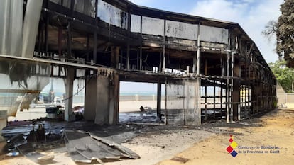 Un incendio de causas aún desconocidas ha destruido la Pérgola de Santa Bárbara en Cádiz, un edificio que costó 1,5 millones de euros de fondos europeos y que nunca llegó a tener uso.