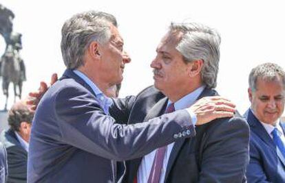 Macri y Fernández se abrazon durante un acto religioso celebrado el domingo.