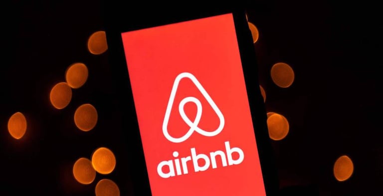 Logotipo de Airbnb en un teléfono móvil.
