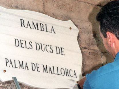 El Ayuntamiento de Palma de Mallorca decidió ayer retirar el nombre de la calle dedicada a los duques de Palma por “indignación” ante el caso Nóos.