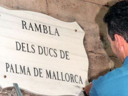 El Ayuntamiento de Palma de Mallorca decidi&oacute; ayer retirar el nombre de la calle dedicada a los duques de Palma por &ldquo;indignaci&oacute;n&rdquo; ante el caso N&oacute;os.