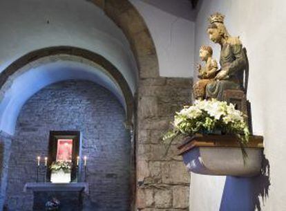 Imagen de Santa María A Real do Cebreiro, con el cáliz conocido como el Santo Grial gallego al fondo.