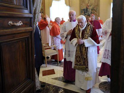 El papa Benedicto XVI abandona la reunión del consistorio de cardenales celebrada en el Vaticano el 11 de febrero de 2013, donde anunció su renuncia al pontificado.
