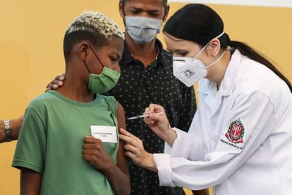 Niños reciben la vacuna Pfizer contra el coronavirus,  en Sao Paulo, Brasil. 
